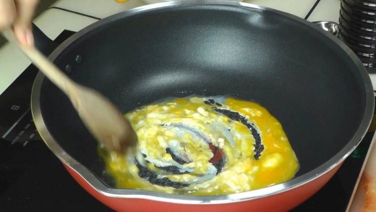 Image of method to cook egg for easy Thai egg fried rice