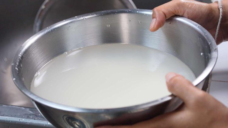 Photo of sticky rice during the first water wash before soaking