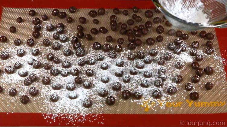 photo of tapioca flour being dusted over the boba