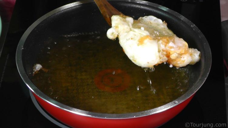 photo of fried egg for pad grapow gai