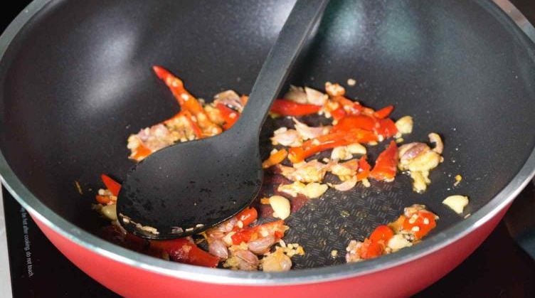 Easy Thai Chicken with Basil Recipe – Pad Krapow Gai Stir-Fry with Fried Egg photo fo garlic & jinda chili b eing cooked for pad grapow gai