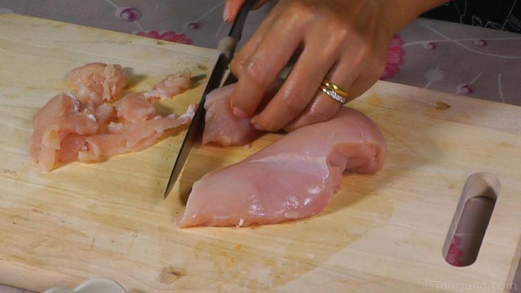 photo of slicing the chicken for stir-fry pad krapow
