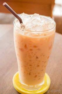 photo of orange colored Thai Iced Tea which is Cha Nom Yen