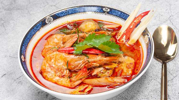 Easy Tom Yum Goong Recipe - Best Authentic Thai Hot & Sour Soup with Chili Paste (Nam Kon) Photo of Tom Yum Soup Served