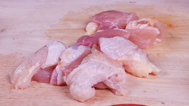 photo of chicken for curry chopped to the correct sized