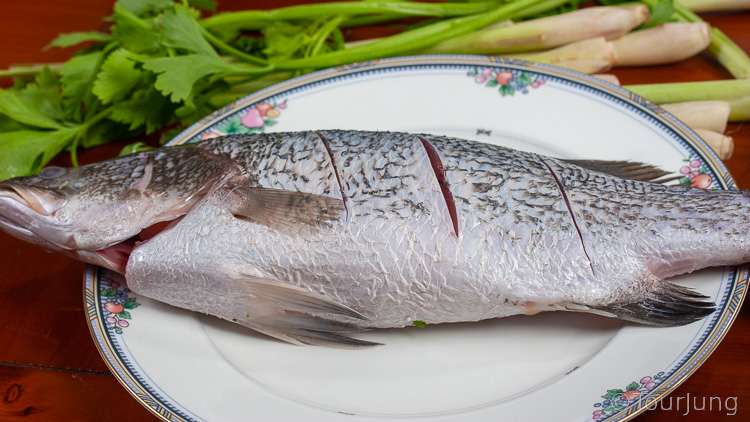 Awesome Thai Steamed Fish with Lime Sauce Recipe - Pla Krapong Neung Manao photo of the fish being scored before steaming