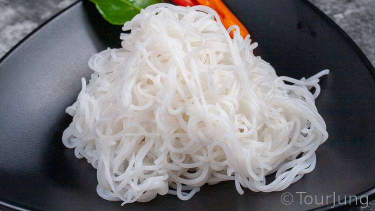 photo of cooked rice noodles that go very well with Thai green curry