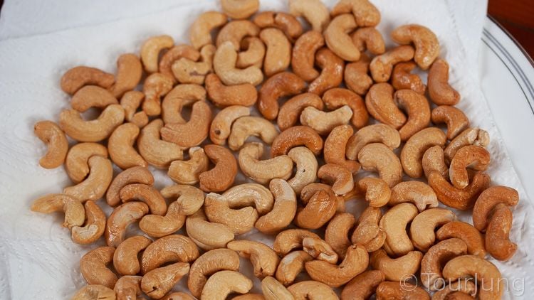 Awesome Spicy Cashews Recipe - Thai Yum Med Mamuang with Chili Photo of Spicy Cashews Mix cooling down after frying