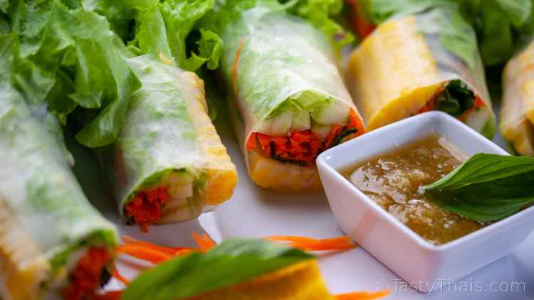 foto de Tailandês rolinhos primavera com picante molho