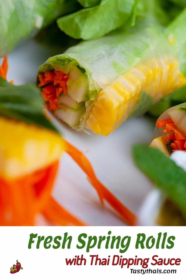 Estes vegetais frescos rolinhos primavera emparelhado com um picante picante, molho Tailandês realmente funcionam bem juntos