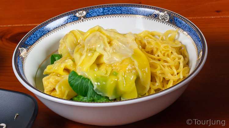 Easy Wonton Noodle Soup Recipe - Thai Bar Mee Kiew Nahm photo of how to serve out wonton noodle soup