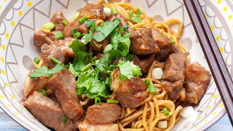 photo of finished stir fried pork and egg noodles recipe