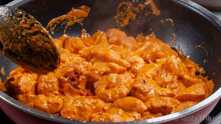 C ook the red curry sauce and coconut milk into a sauce for cooking the chicken