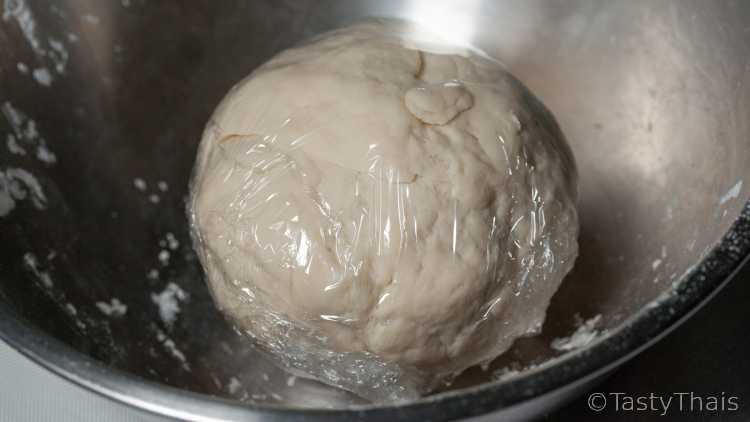 Wrap the dough to rest for a while