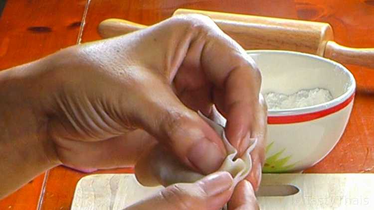 Making Gyoza wrappers, Pork Fillings & Frying Gyoza Dumplings How to fold the dough to seal the gyoza manually