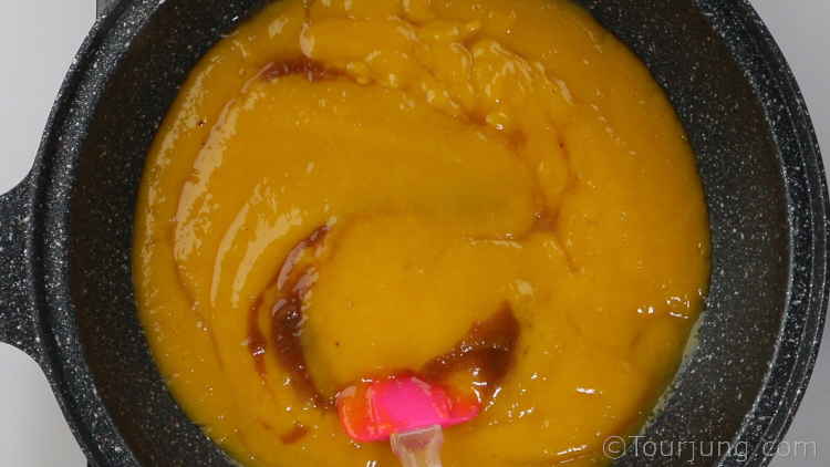 Homemade Mango Fruit Roll Ups - Healthy Thai Fruit Leather Recipe The best taste comes from seasoning with lime juice and tamarind paste