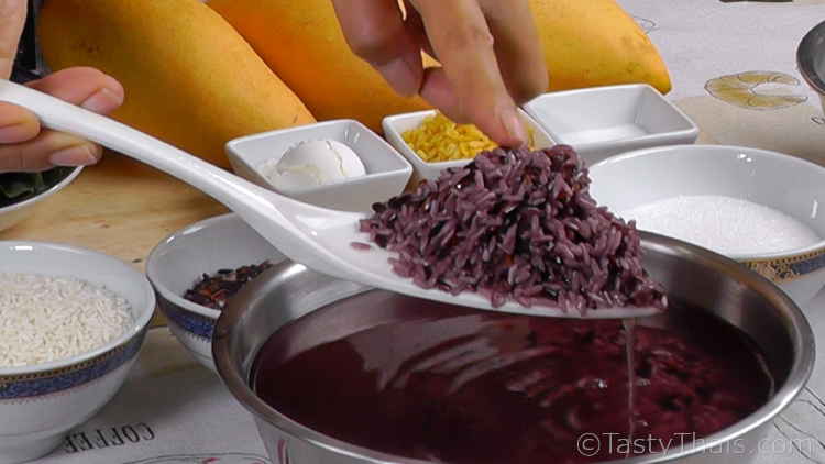 Delicious Thai Sweet Rice Recipe for Mango Sticky Rice Cake Black and white Glutinous Rice Soaked