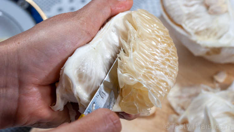 How to Peel a Pomelo & Eat It - 3 Methods Ease the Flesh Away from the Membranes