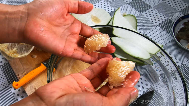 Thai Pomelo Salad (Thai Grapefruit Salad) - Yum Som O Preparing the pomelo fruit segments