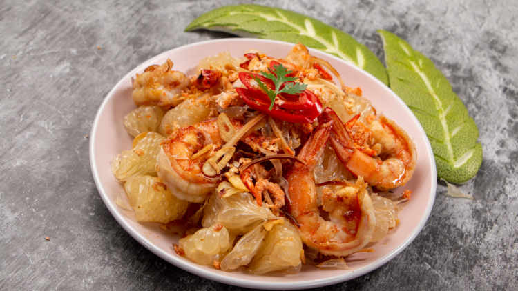 Thai Pomelo Salad (Thai Grapefruit Salad) - Yum Som O Thai pomelo (Thai grapefruit) salad with shrimp