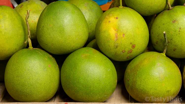 How to Peel a Pomelo & Eat It - 3 Methods Pomelos at the Market